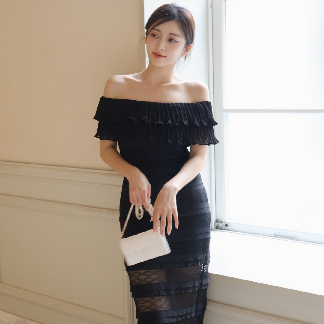 Off-the-shoulder lace tight dress